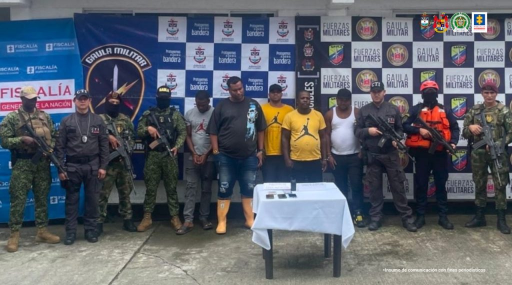 En la foto se observan los 5 capturados junto a dos servidores del CTI y cinco unidades de la Armada Nacional, el Gaula Militar y la Fuerza de Tarea Hércules