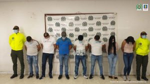 Fiscal Martha Mancera, Martha Mancera, Fiscal Mancera En la imagen se ven varias personas detenidas bajo custodia de integrantes de la Policía Nacional. Detrás suyo un backing institucional.