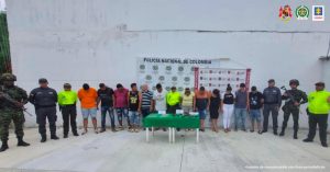 En la foto se aprecia a miembros del CTI, Policía y Ejército Nacional custodiando a los capturados.