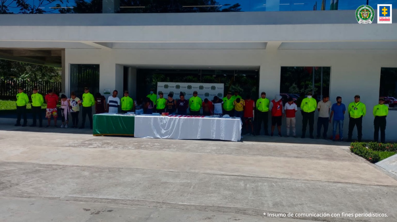 En la imagen aparecen 17 personas capturadas, acompañadas de personal de la Policía Nacional