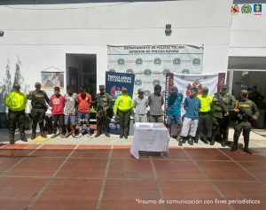 en la imagen se ven siete personas detenidas bajo custodia de la Policía, Ejército y Fuerza Aérea.