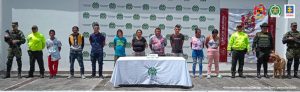 En la imagen uno se ven nueve detenidos acompañados de integrantes de la SIJIN, Policía Nacional y Policía Antinarcóticos. Backing de la Policía Nacional y el Ejército Nacional