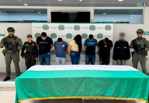 en la imagen se ven varias personas detenidas bajo custodia del CTI y la Policía NAcional
