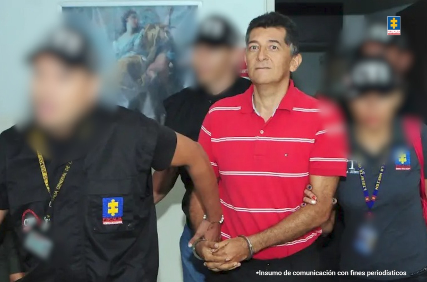 En la imagen se ve una persona detenida bajo custodia de tres investigadores del CTI.