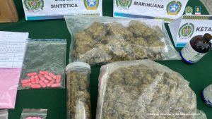 en las imágenes se ve marihuana, cocaína, pastillas y otras sustancias ilícitas sobre una mesa.