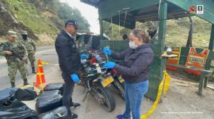 en la imagen se ven cuatro personas detenidas de espaldas bajo custodia de militares y de un investigador del CTI de la Fiscalía. Al lado un vehículo y dos motos y en el suelo paquetes negros con sustancia estupefaciente.