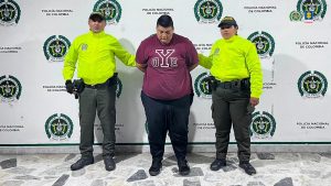 en la imagen se ve una persona detenida bajo custodia de la Policía Nacional.