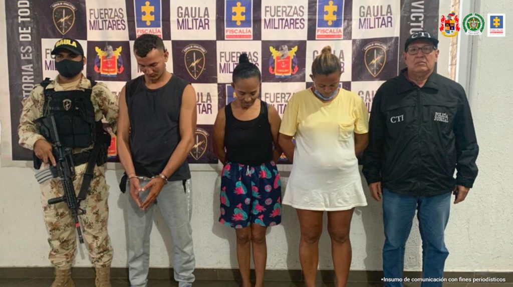 tres personas detenidas bajo custodia del CTI y la Fuerza Aérea. Detrás suyo un backing institucional.