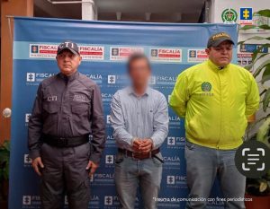 en la foto se aprecia a un miembro del Cuerpo Técnico de Investigación, (CTI) de la Fiscalía y la Policía Nacional custodiando al hoy asegurado.