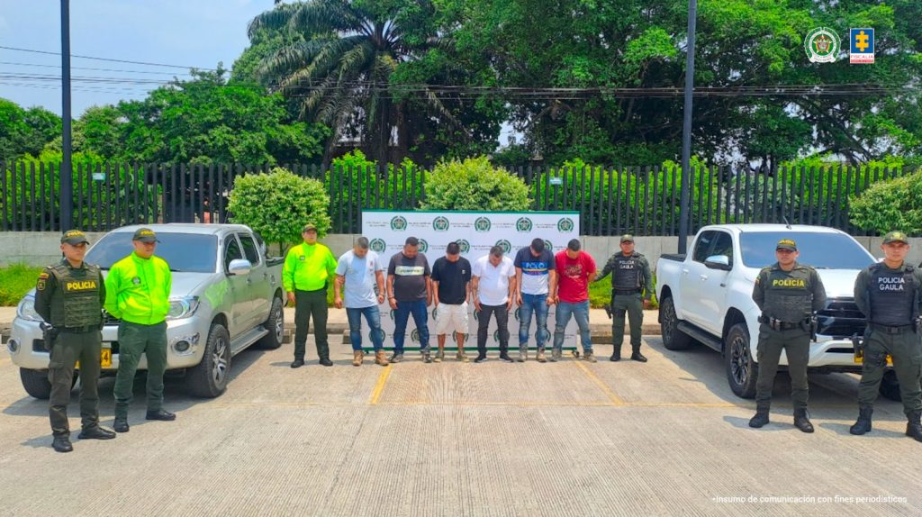 Martha Mancera, Fiscal Mancera, Fiscal Martha Mancera En la imagen se ven seis personas detenidas bajo custodia de varios uniformados de la Policía Nacional. A su lado dos vehículos incautados.