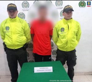 en la foto aparece el hoy asegurado siendo custodiado por dos miembros de la Policía Nacional.