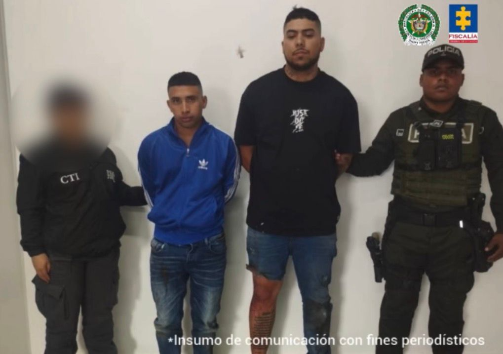 En la fotografía aparecen los dos capturados junto a un servidor del CTI y un uniformado de la Policía.