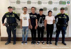 En la imagen están los 4 procesados con servidores de la Policía Nacional a los lados