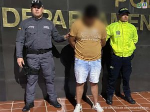 En cada imagen se ve a dos hombres detenidos bajo custodia de un integrante del CTI y de la Policía Nacional.
