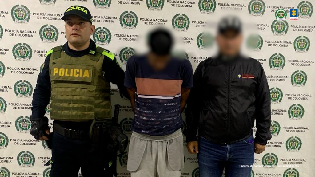 En la imagen se ve una persona detenida bajo custodia de un integrante del CTI y la Policía Nacional.