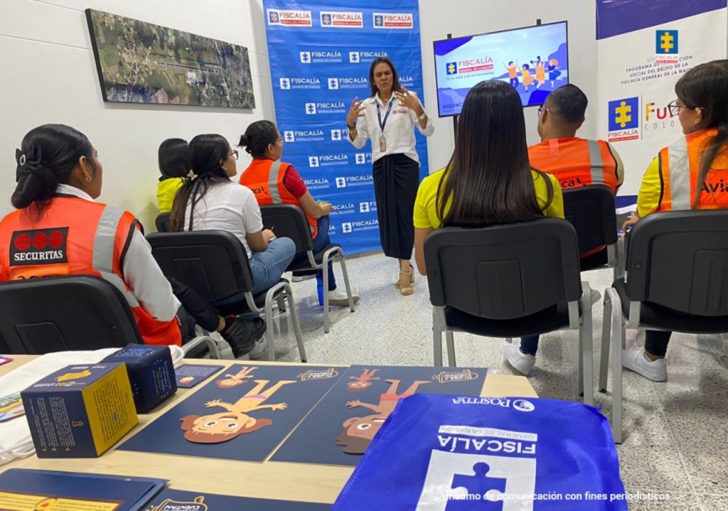 En las imágenes aparece una funcionaria de Futuro Colombia capacitando a trabajadores de un aeropuerto. 