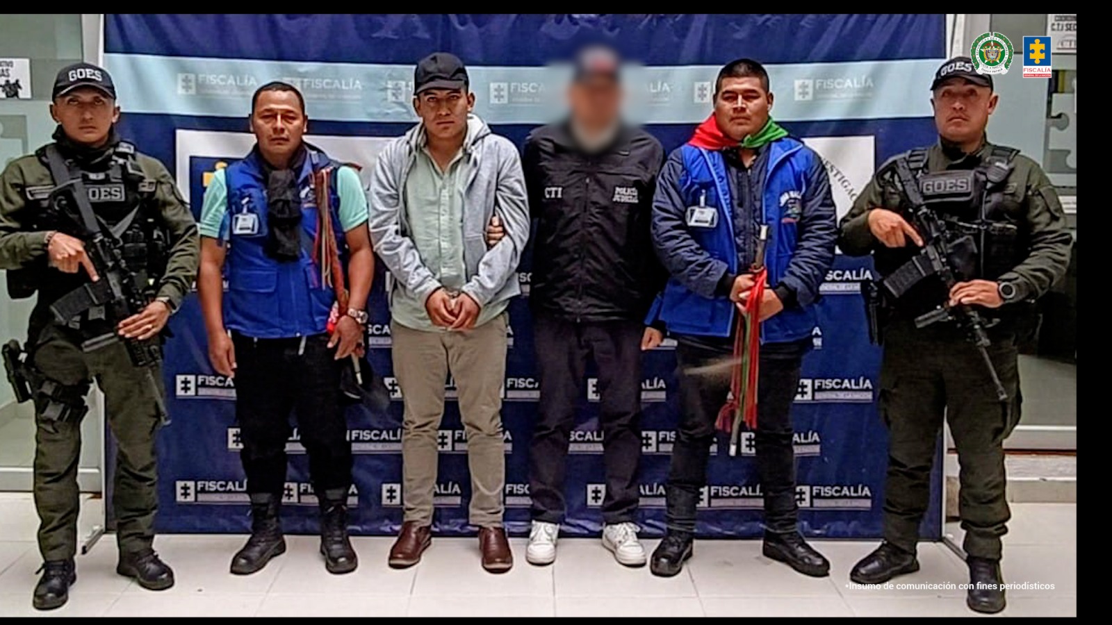 En la fotografía aparece el capturado junto a un servidor del CTI, dos integrantes de la guardia indígena y dos uniformados de la Policía Nacional. En la parte superior está un banner de la Fiscalía General de la Nación. 