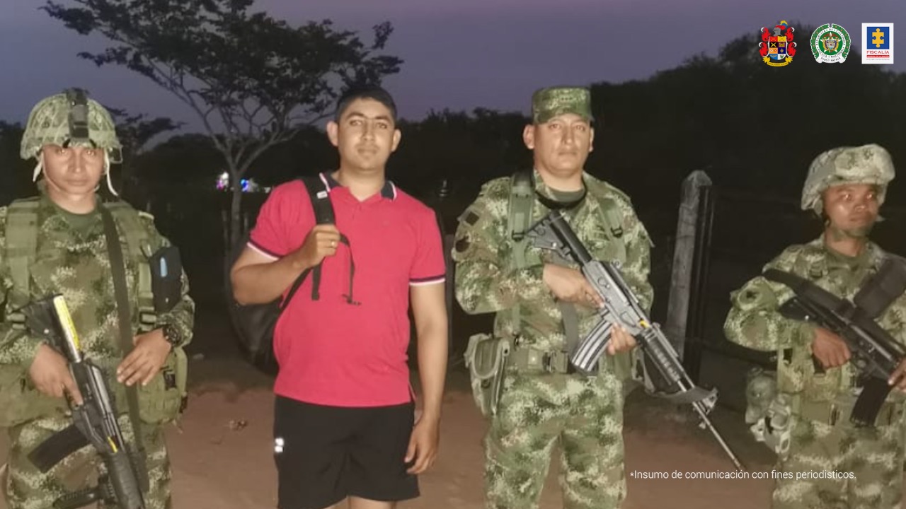 En la imagen está el procesado con 3 servidores del Ejército Nacional.