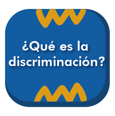 Es una pieza de diseño de color azul, con dos figuras en forma de espira situadas una en la parte superior central y la otra en la parte inferior central. En la pieza diseño hay un texto grande con letras blancas en signo de pregunta que dice: ¿Qué es la discriminación?