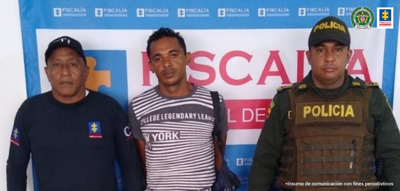 En la fotografía aparece un nombre capturado, junto a personal de la Policía Nacional y el CTI. En la parte posterior de la imagen se ve un banner de la Fiscalía General de la Nación.