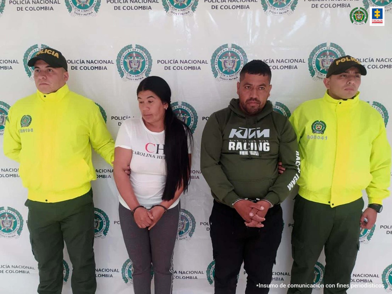 En la imagen aparece alias Cafú y su esposa, al lado de cada uno hay un miembro de la Policía con uniforme verde claro.