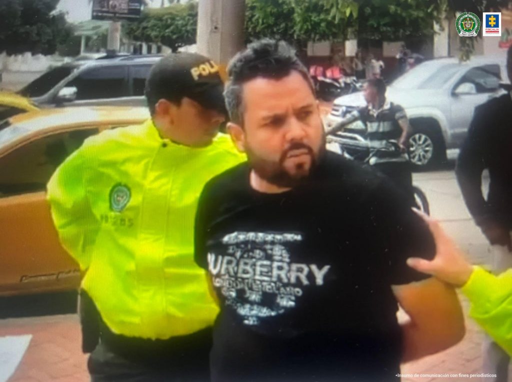 en la foto se aprecia el momento de la captura del hoy asegurado por parte de la Policía. 