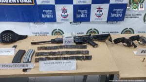 En los operativos de captura fueron incautados dos fusiles, 4 pistolas calibre 9 milímetros, 3 revólveres calibre 38, proveedores y abundante munición 