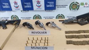 En los operativos de captura fueron incautados dos fusiles, 4 pistolas calibre 9 milímetros, 3 revólveres calibre 38, proveedores y abundante munición 