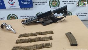 En los operativos de captura fueron incautados dos fusiles, 4 pistolas calibre 9 milímetros, 3 revólveres calibre 38, proveedores y abundante munición 