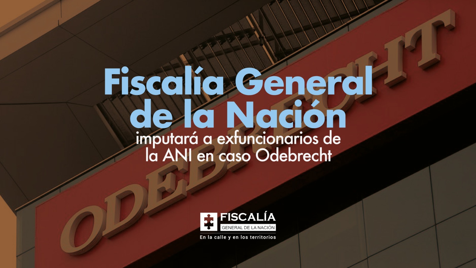 Fondo visual: Fotografía en primer plano de la fachada del edificio de Odebrecht, con su logo en letras grandes y doradas sobre un fondo rojo. La imagen está ligeramente oscurecida para resaltar el texto superpuesto. 2. Texto informativo: Titular principal (en azul claro y negrita): "Fiscalía General de la Nación" Texto secundario (en blanco): "imputará a exfuncionarios de la ANI en caso Odebrecht" Logo institucional: Ubicado en la parte inferior central, incluye el logotipo de la Fiscalía General de la Nación,