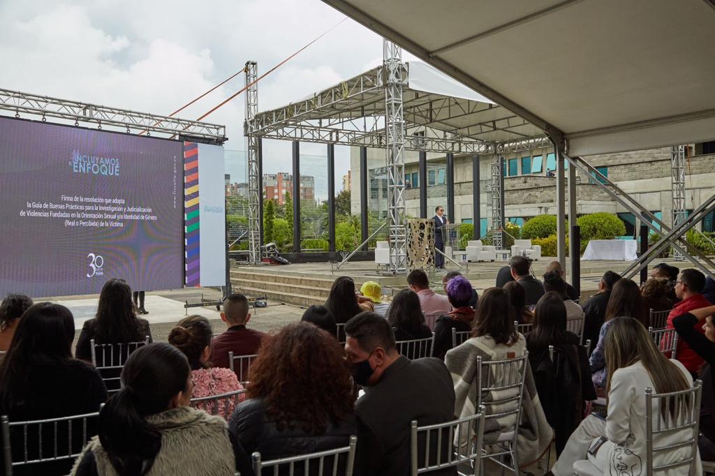 Aparece un grupo nutrido de personas escuchando el discurso del Fiscal General, Francisco Barbosa.
