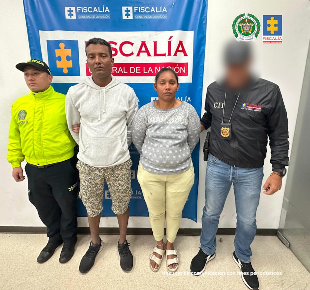 En las fotografías aparecen los procesados de pie, con los brazos atrás esposados, custodiados por uniformados de la Policía Nacional y CTI.