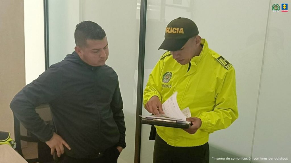 En las fotos se ven a uniformados de la Policía Nacional materializando las capturas de los procesados en distintos lugares del país.