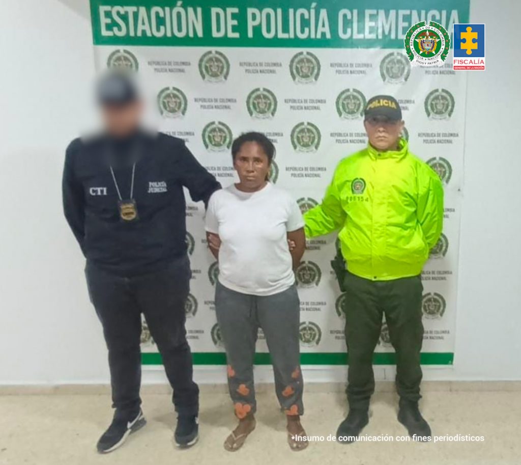 En las fotografías aparecen los procesados de pie, con los brazos atrás esposados, custodiados por uniformados de la Policía Nacional y CTI.