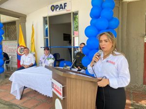 En la imagen se ve una persona dando un discurso, frente a varios funcionarios.