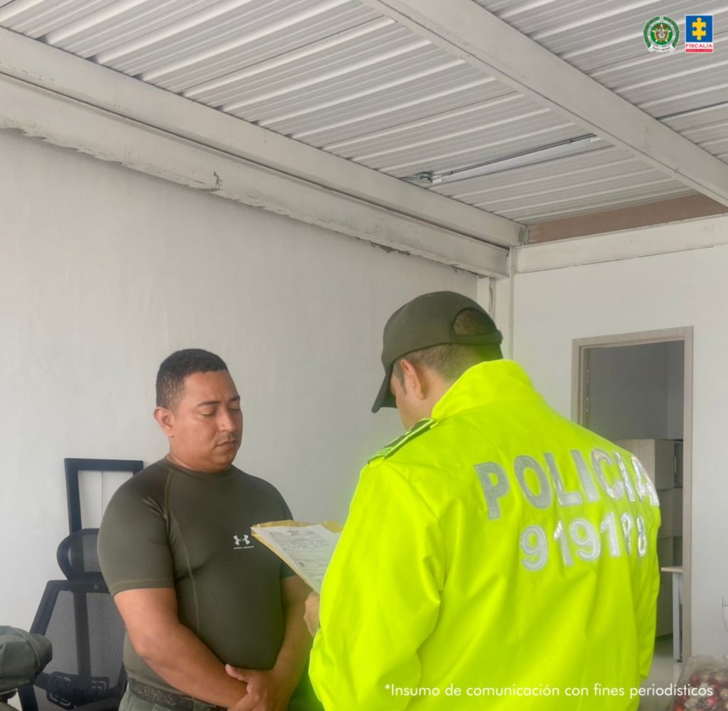 En las fotos se ven a uniformados de la Policía Nacional materializando las capturas de los procesados en distintos lugares del país.