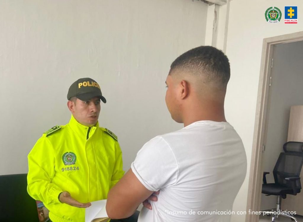 En las fotos se ven a uniformados de la Policía Nacional materializando las capturas de los procesados en distintos lugares del país.