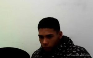 En la foto aparece el rostro de un hombre joven, moreno delgado de cabellos cortos negros vestido con un saco negro con blanco.