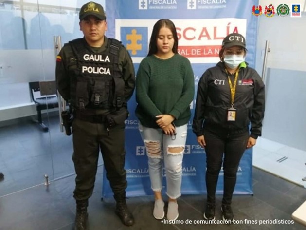 En la imagen aparece la capturada en medio de un investigador del CTI y un uniformado del Gaula de la Policía Nacional