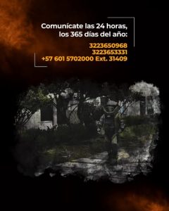 La imagen es una pieza gráfica institucional informativa de la Fiscalía General de la Nación, relacionada con los canales de comunicación disponibles para el reporte de situaciones de riesgo. En la parte superior se muestra un fondo oscuro con tonos negros y naranjas, que simulan humo o fuego como recurso gráfico. Sobre este fondo se encuentra el siguiente texto en color blanco y amarillo: “Comunícate las 24 horas, los 365 días del año:” 3223650968 3223653331 +57 601 5702000 Ext. 31409 El texto destaca los números de contacto disponibles de manera permanente para la atención ciudadana. En la parte inferior de la imagen se observa una fotografía en un entorno exterior con vegetación y senderos. En el centro aparece una persona utilizando un traje protector especializado, que avanza por el lugar. La imagen cuenta con un efecto gráfico de textura oscura alrededor, en coherencia con la identidad visual de las piezas anteriores. La composición combina fotografía y diseño gráfico institucional, sin identificar personas ni situaciones específicas.