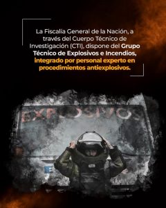 La imagen es una pieza gráfica institucional informativa de la Fiscalía General de la Nación, relacionada con las capacidades técnicas del Cuerpo Técnico de Investigación (CTI) en materia de explosivos e incendios. En la parte superior se observa un fondo oscuro con tonalidades negras y naranjas que simulan humo o fuego. Sobre este fondo se encuentra un bloque de texto en color blanco y amarillo que dice: “La Fiscalía General de la Nación, a través del Cuerpo Técnico de Investigación (CTI), dispone del Grupo Técnico de Explosivos e Incendios, integrado por personal experto en procedimientos antiexplosivos.” El texto está enmarcado por líneas gráficas blancas en las esquinas, que resaltan el contenido informativo. En la parte inferior de la imagen se presenta una fotografía en tonos oscuros y grises. En ella aparece una persona portando un traje protector especializado y casco, ubicada al frente de un vehículo oficial. En el vehículo se alcanza a distinguir de manera parcial la palabra “EXPLOSIVOS”, visible a través de un efecto gráfico de humo o partículas. La composición visual combina elementos fotográficos y gráficos con efectos de humo, lo que refuerza el contexto técnico y preventivo del mensaje. No se identifican personas ni situaciones concretas, y la imagen tiene un carácter estrictamente institucional e informativo.