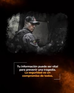 La imagen corresponde a una pieza gráfica institucional de la Fiscalía General de la Nación, orientada a la prevención y a la promoción de la participación ciudadana en temas de seguridad. En la parte superior de la imagen se observa una fotografía en tonos oscuros y grises. En primer plano aparece una persona vestida con indumentaria institucional del Cuerpo Técnico de Investigación (CTI), ubicada junto a un vehículo oficial. La persona se encuentra de perfil, interactuando con el interior del vehículo. En la manga del uniforme se distingue un emblema institucional y la bandera nacional. La imagen presenta un tratamiento gráfico con efecto de humo o textura oscura alrededor del encuadre. En la parte inferior se incluye un bloque de texto institucional sobre un fondo oscuro con detalles en tonos naranjas. El texto visible dice: “Tu información puede ser vital para prevenir una tragedia. La seguridad es un compromiso de todos.”