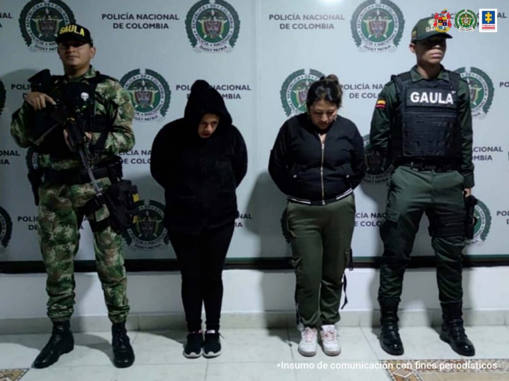 En las fotografías aparecen 3 presuntos miembros de la banda Los Agentes, dos de ellos mujeres, junto a dos unidades de los Gaulas Militar y de la Policía Nacional. En la parte posterior se ven dos banners, uno de la Policía Nacional y otro del Gaula Militar.