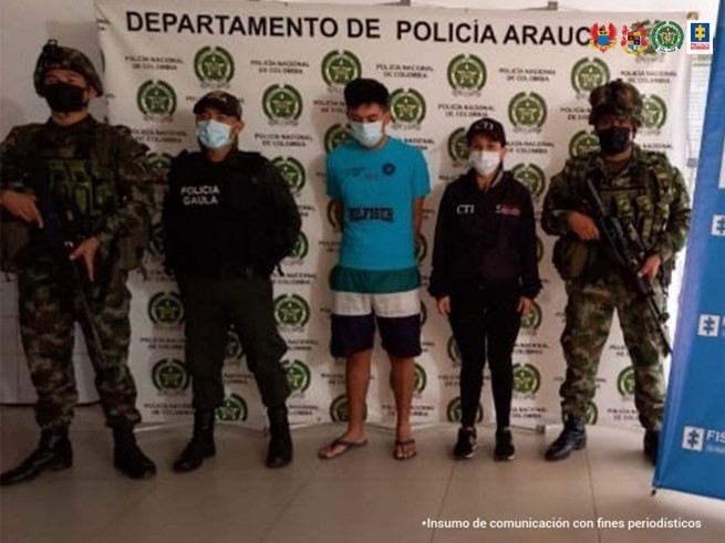 Una persona aparece capturada en medio de agentes del CTI de Fiscalía y personal del Ejército. 