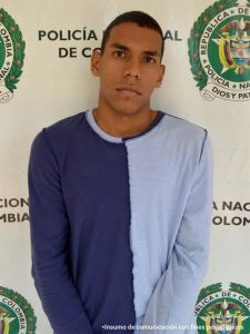 En la fotografía aparece el hoy condenado en un pendón de Policía Nacional.