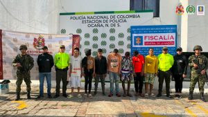  Se visualiza a los siete capturados junto a investigadores del CTI y uniformados del Ejército y la Policía Nacional. 