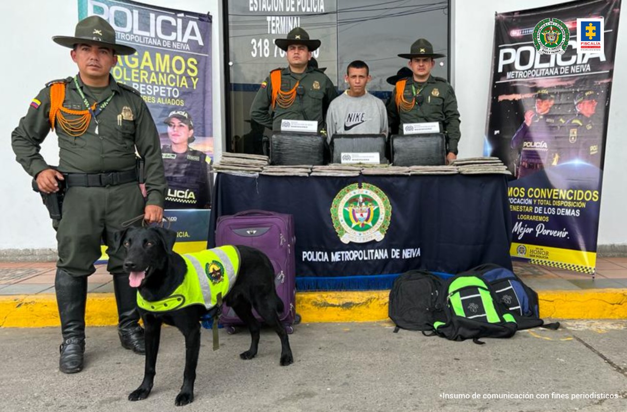En la fotografía aparece un capturado, junto a personal de Policía Nacional y Fiscalía General de la Nación. En la parte posterior de la imagen se ven banners de Policía Nacional y la Fiscalía General de la Nación.      