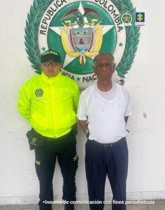 En la fotografía está el procesado con un servidor de la Policía Nacional a su lado
