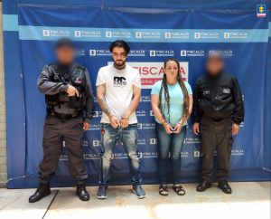 En la imagen están los presuntos responsables del homicidio del comerciante con dos servidores del CTI a los lados