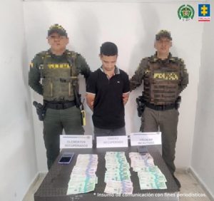 En la imagen se aprecia al procesado quien está custodiado por dos agentes de la Policía Nacional. 